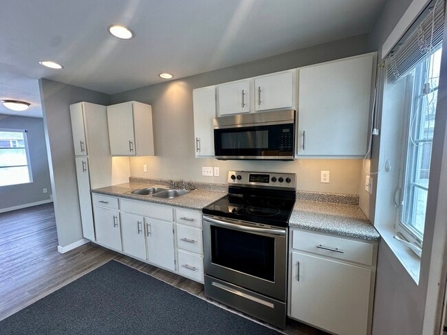 Building Photo - 2418 Wisconsin St SW