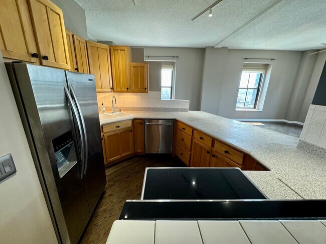 Building Photo - 600 S Dearborn St