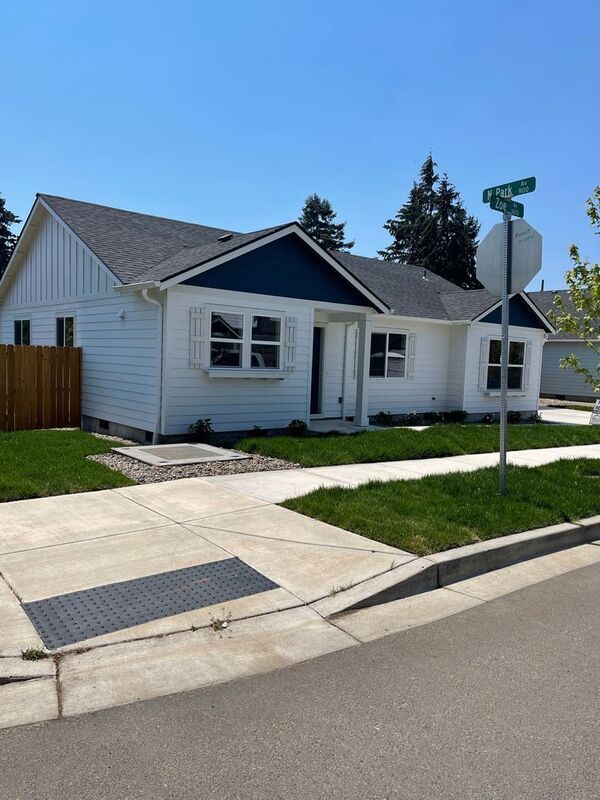 Building Photo - 1608 Zoe Ave