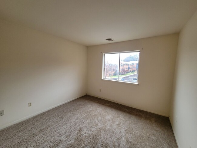 Building Photo - Charming 2 BR/1 BA Condo in Silver Spring!