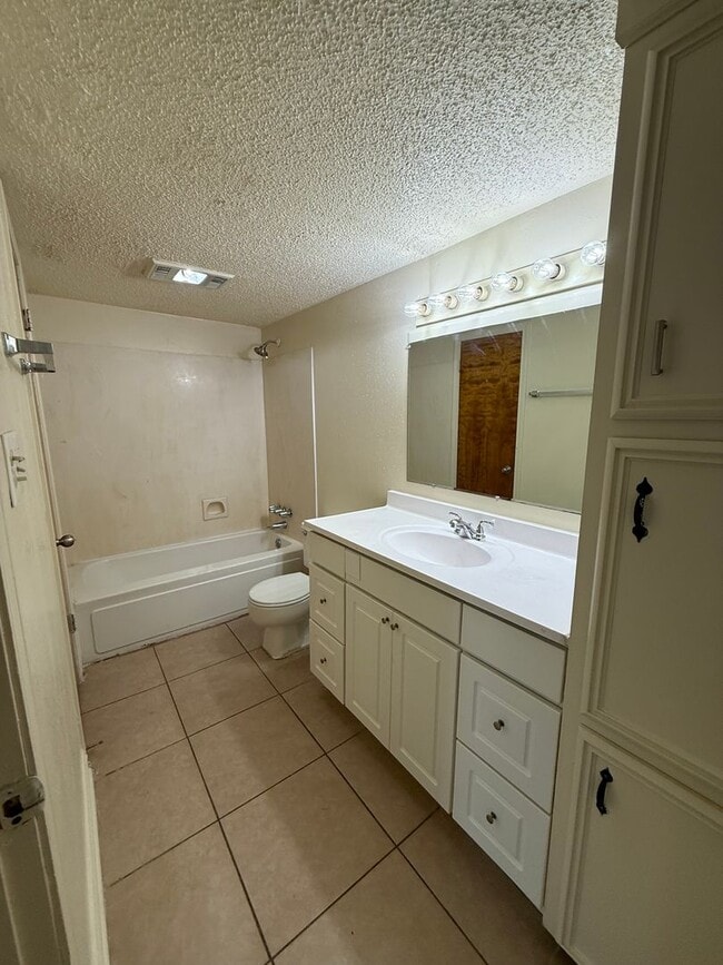 Building Photo - 3BD 2BA TOWNHOME