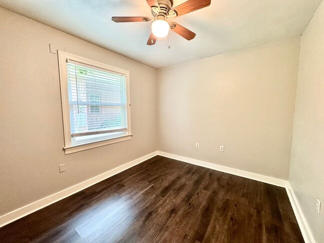 Building Photo - 3 Bed 2 Bath Home in Hundred Oaks Subdivision