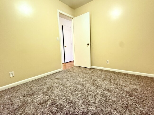 Building Photo - 966 Glendale St W