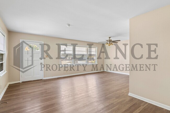 Building Photo - 1701 N Floberta Rd