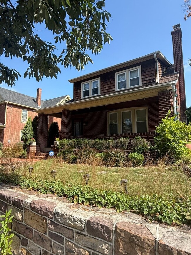 Building Photo - 561 Montgomery Ave