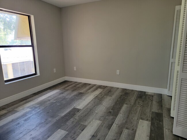 Building Photo - 5008 Manatee Ave W