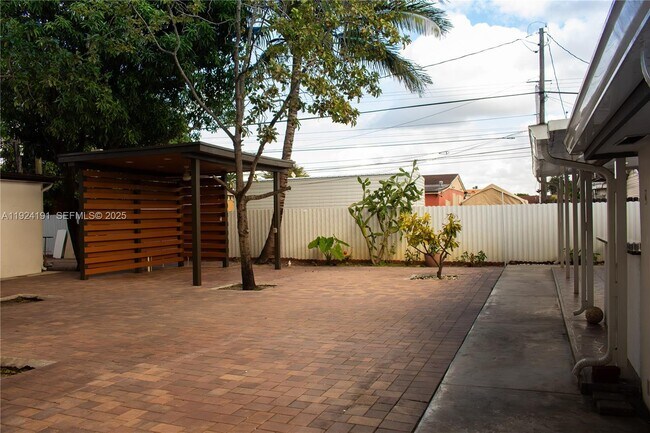 Building Photo - 1211 W 34th St