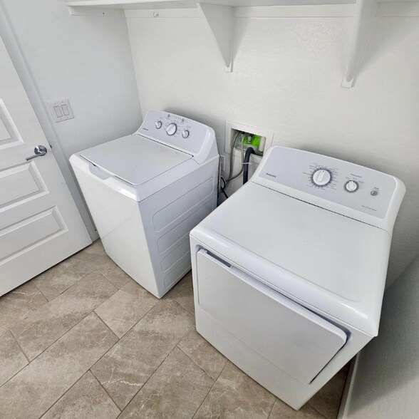 Building Photo - 1660 W Paseo Way