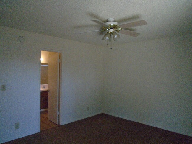 Building Photo - SW BAKERSFIELD--WON'T LAST LONG !  Applica...