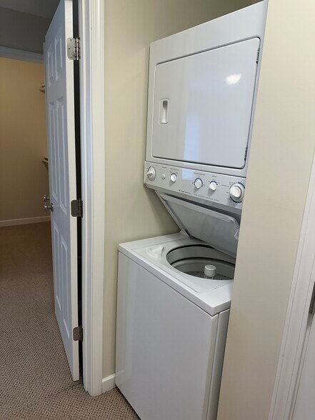 Building Photo - 252 Terraplane Dr SE