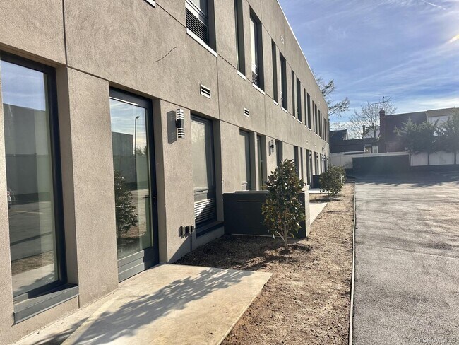 Building Photo - 362 W Merrick Rd