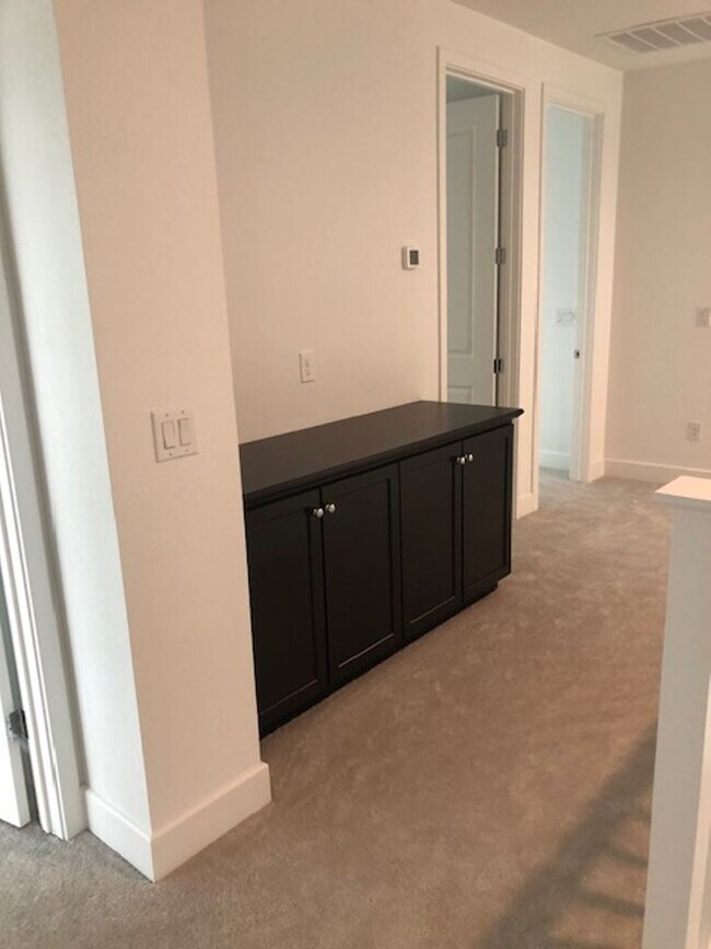 Building Photo - Newer 3 Bedroom 2.5 Bath in Mountain House