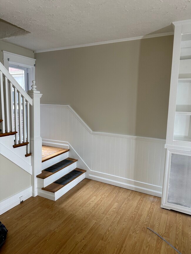 Building Photo - 1933 W Cedar St