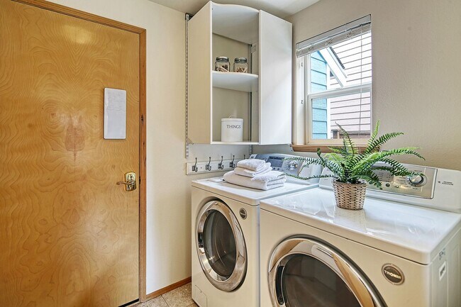 Building Photo - 4bd/2.5ba Renton Home