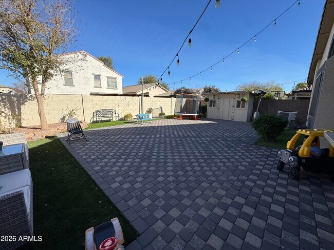 Building Photo - 734 E Kelsi Ave