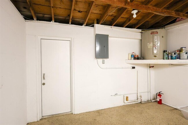 Building Photo - 3349 Silver Hill Dr