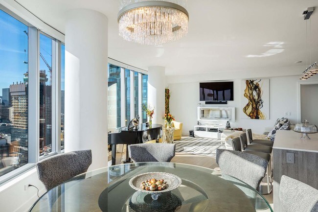 Building Photo - Stunning LUMINA Condo with Bay Views