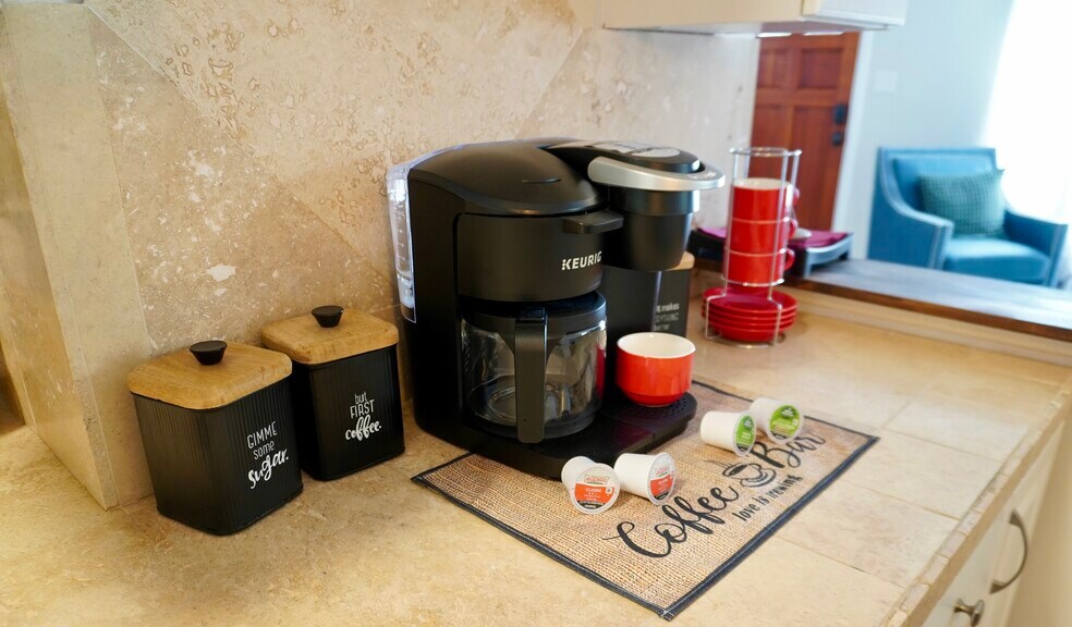 Building Photo - 629 NE 18th Ave