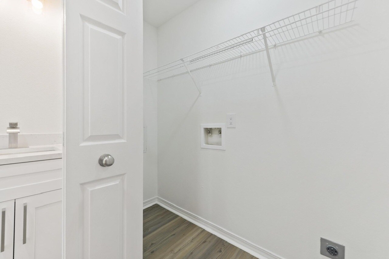 Building Photo - 957 Middle Ln