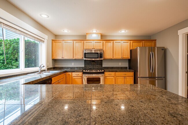 Building Photo - 3 Bedroom Townhome at The Vineyard