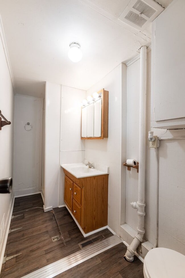 Building Photo - 602-604 9th St N