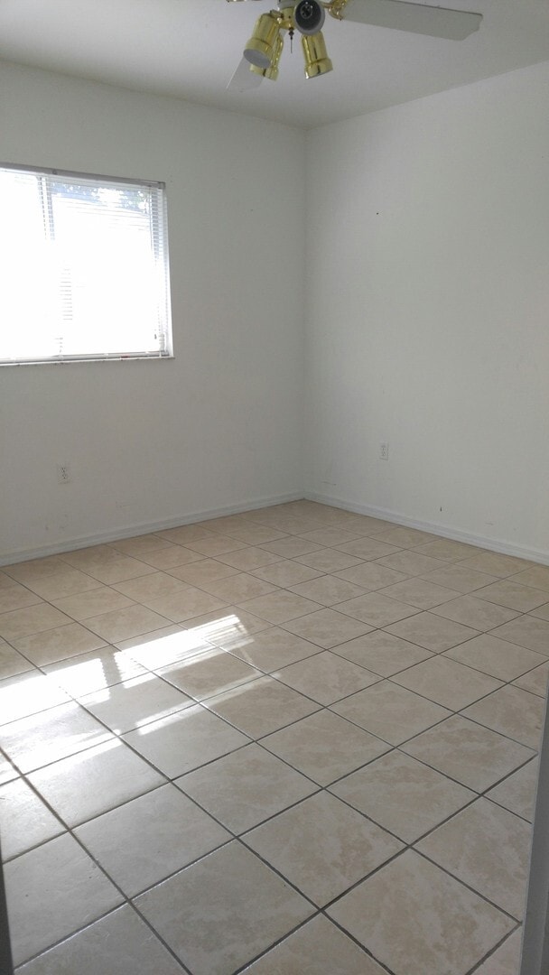 Building Photo - Spacious 2/2 with garage in family neighbo...