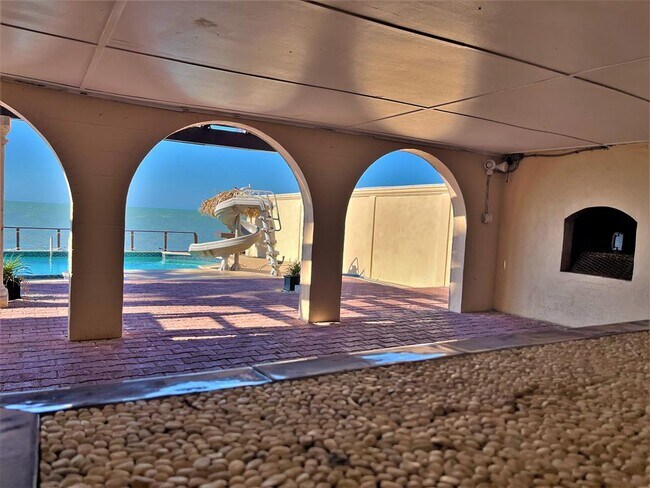 Building Photo - 602 N Shore Dr E