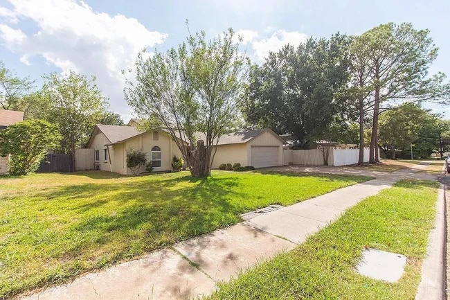 Front of House - 3508 Grande Bulevar