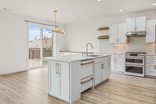 Building Photo - Immediately available 4-bedroom 3.5 bath