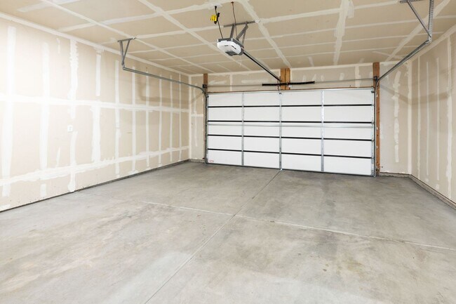 Building Photo - TWIN HOME FOR RENT IN SUGAR CITY - 3 BEDROOMS 2 FULL BATHROOMS