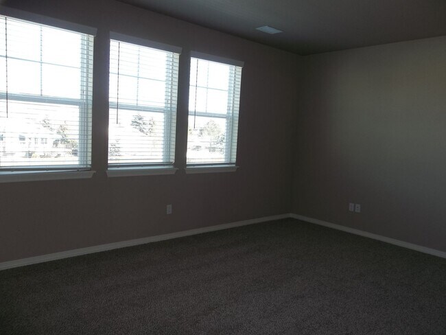 Building Photo - Chic Modern Townhouse in Berthoud – Your Dream Home Awaits!