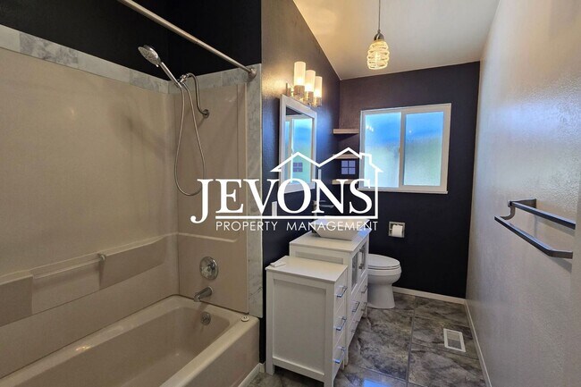 Building Photo - Energy-Efficient 3BR/2BA in Yakima w/ EV Charger & Private Backyard Porch