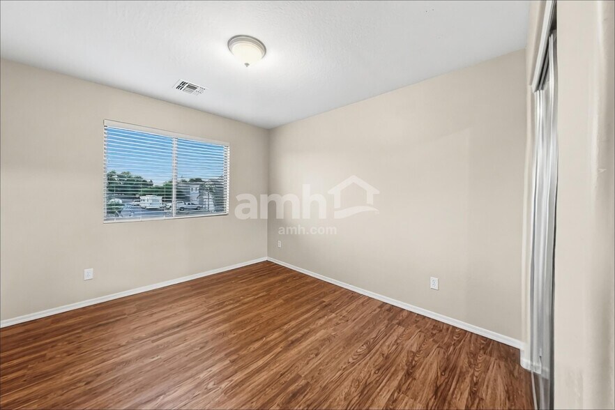 Building Photo - 1593 E Megan Dr