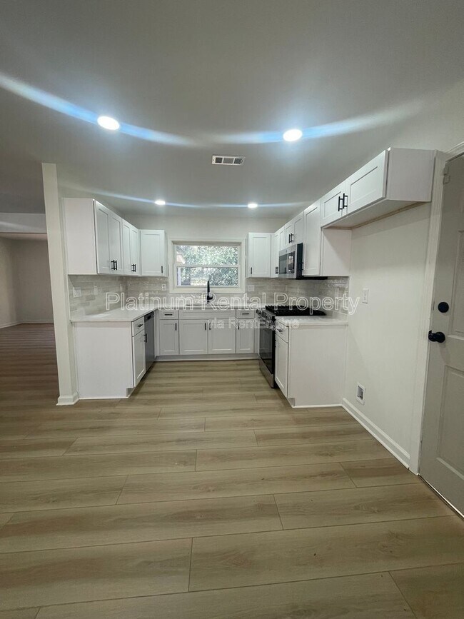 Building Photo - 1245 Shore Dr SW