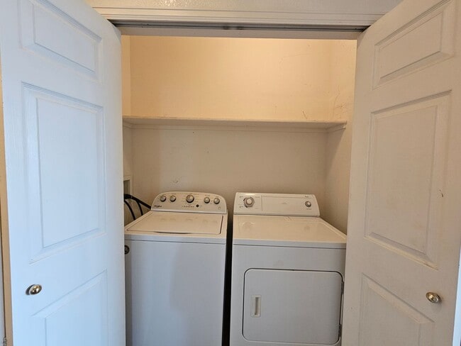 Building Photo - Awesome Aurora Top Floor 2 Bed 2 Bath Cond...