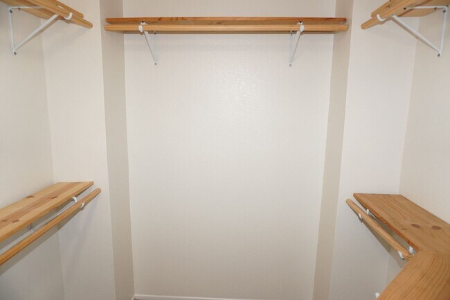 Building Photo - 10386 Meadow Creek Dr