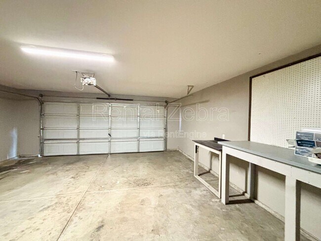 Building Photo - 736 Redwing Dr