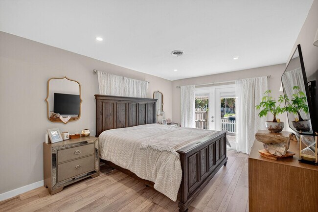 Building Photo - 1570 NE 30th Pl