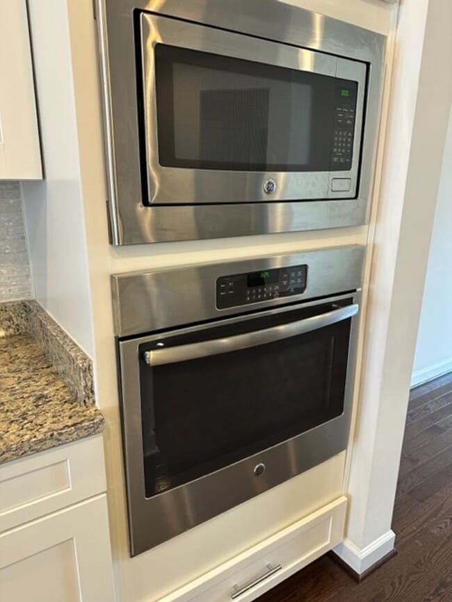 Building Photo - Gorgeous 4-Bed 3.5-Bath Townhouse next to ...