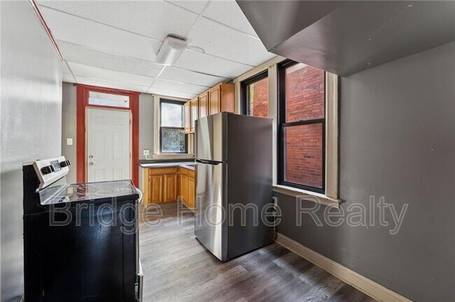 Building Photo - 1250 Blackadore Ave