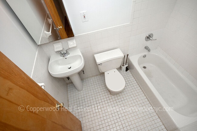 Building Photo - 310 E 85th St