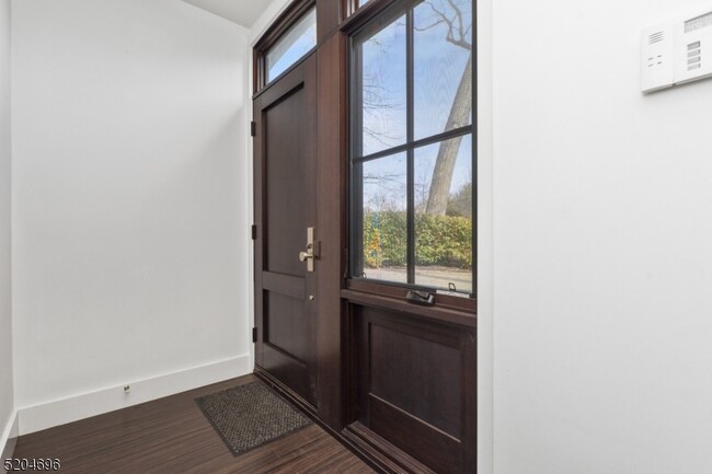 Building Photo - 60 Fernwood Rd