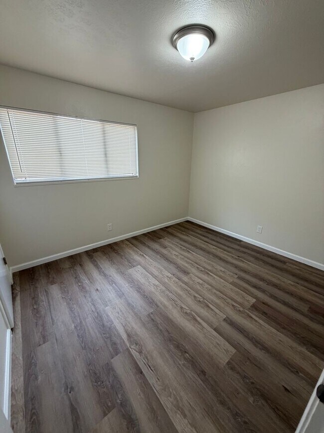 Building Photo - Refreshed Living