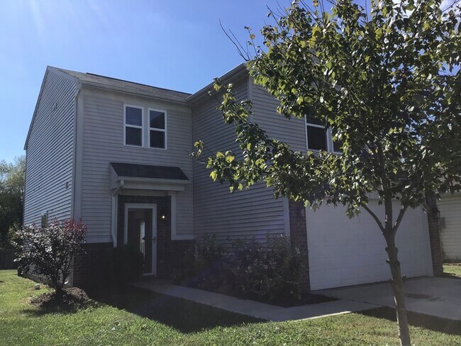 Building Photo - 4 bed 2.5 in Greenwood with HUGE fenced in...