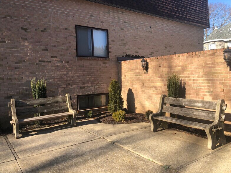 Courtyard - 33 Windermere Ave