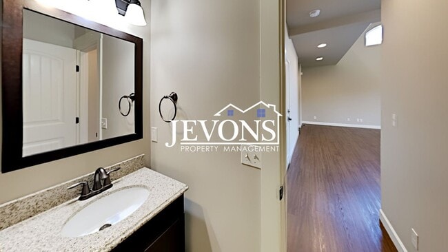 Building Photo - Spacious duplex with master bedroom, backy...