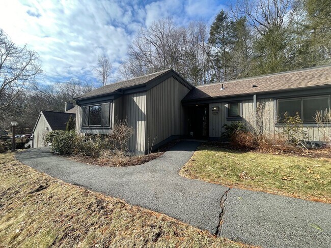 Building Photo - 1036 Heritage Vlg