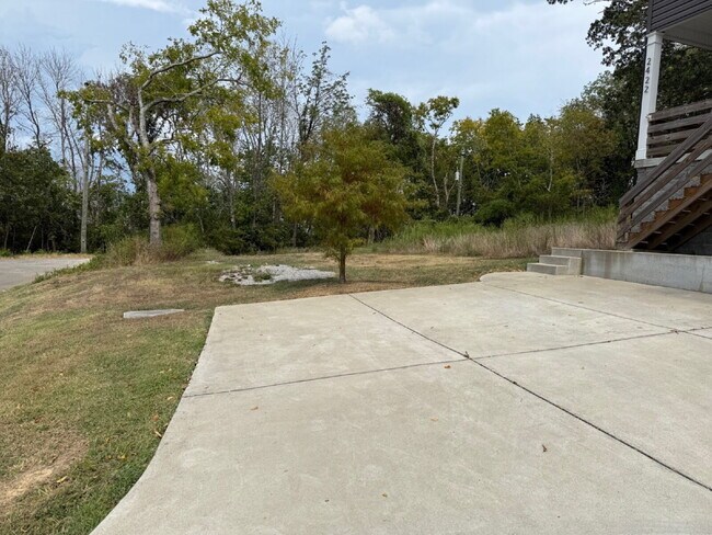Building Photo - Amazing 3 bed 2.5 w/fenced yard. 10 min fr...