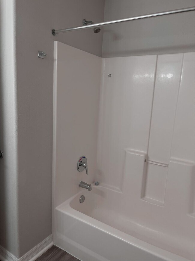 Building Photo - Beautiful Townhouse