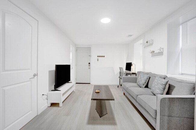 Building Photo - 1226 W 31st Pl